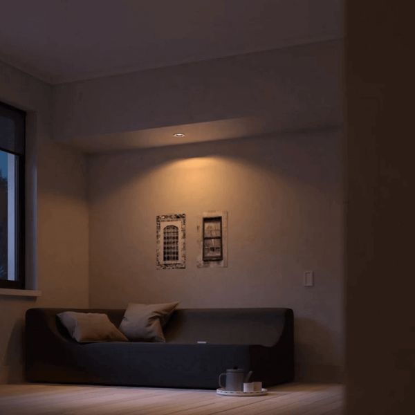 Refletor LED redondo embutido Philips Hue branco Milliskin em uma sala