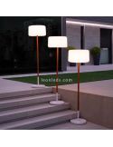 Lámpara de pie para exterior solar regulable Chloe Plant color Madera foto de ambiente New Garden | LeonLeds Iluminación