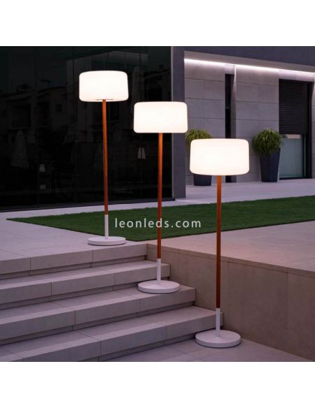 Lámpara de pie para exterior solar regulable Chloe Plant color Madera foto de ambiente New Garden | LeonLeds Iluminación