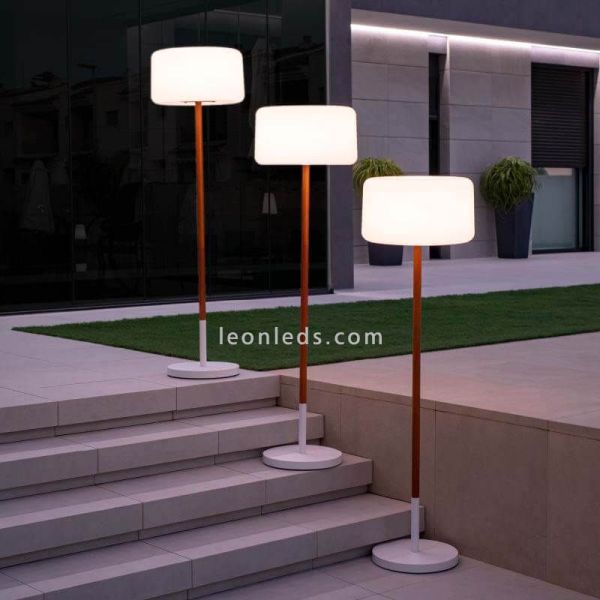 Lámpara de pie para exterior solar regulable Chloe Plant color Madera foto de ambiente New Garden | LeonLeds Iluminación