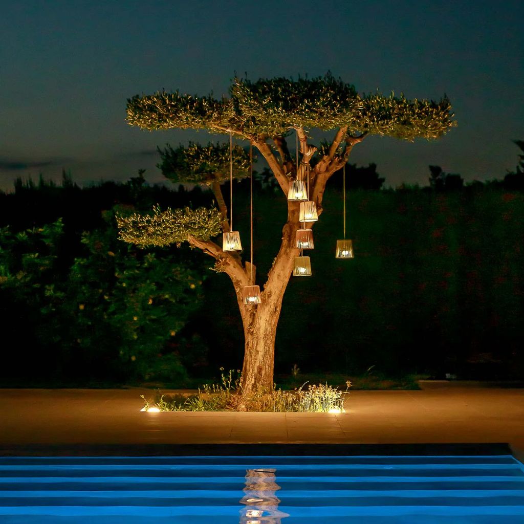 lamparas-colgantes-arbol-exterior